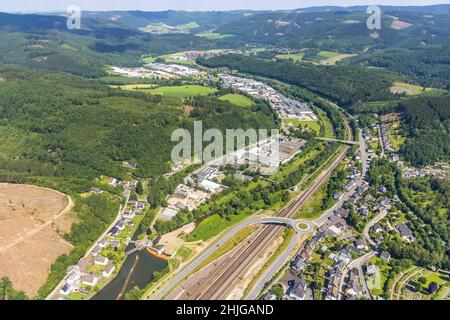 Vue aérienne, voies ferrées à la gare de Finnentrop, zone industrielle Industriestraße, Finnentrop, pays aigre, Rhénanie-du-Nord-Westphalie,Allemagne, chemin de fer tr Banque D'Images