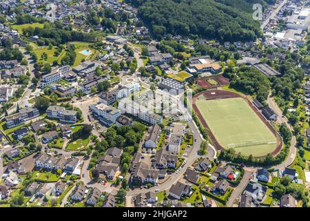 Photographie aérienne, hôtel de ville Finnentrop am Markt, piscine de Finto, école complète Bigge-Lenne, terrain de sport au centre scolaire, bâtiment s. Banque D'Images