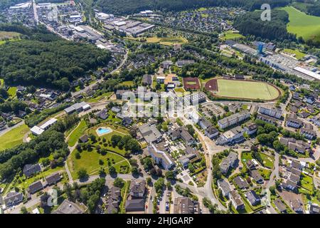 Vue aérienne, Hôtel de ville Finnentrop am Markt, piscine de Finto, Bigge-Lenne école complète, terrain de sport au centre de l'école, site du bâtiment à Banque D'Images