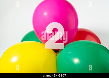 Numéro 2 et ballons ronds colorés.Concept anniversaire, anniversaire, jubilé. Banque D'Images