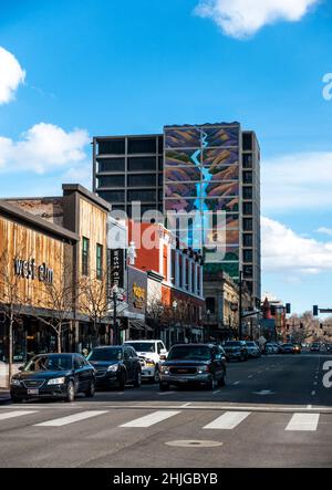 La peinture murale sur le côté de Boise, dans l'Idaho Key Bank Building, a été modifiée pour donner l'impression qu'elle drainait le ciel. Banque D'Images