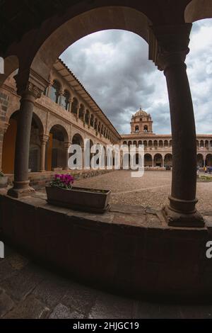 Vue d'Iglesia de Santo Domingo contre un ciel nuageux, Cusco, Pérou. Banque D'Images