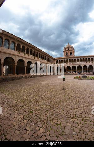 Vue d'Iglesia de Santo Domingo contre un ciel nuageux, Cusco, Pérou. Banque D'Images