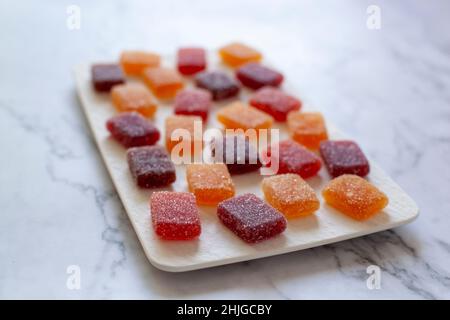 différents goûts pâte de fruits sur une plaque carrée sur fond de marbre, foyer sélectif Banque D'Images