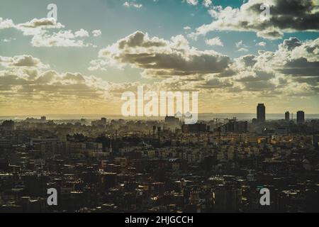 Panorama incroyable de l'immense ville du Caire, grandes pyramides de Gizeh visibles au loin.Ciel chaud d'hiver, vu du château de Salah Al DIN Banque D'Images