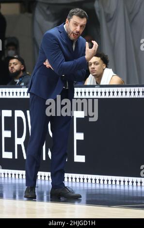 Paolo Galbiati (entraîneur en chef de Vanoli panier Cremona) pendant la série A1 italien LBA championnat de basket-ball match Segafredo Virtus Bologna vs.Vanoli Panier Cremona à l'aréna Segafredo - Bologne, 29 janvier 2022 - photo: Michele Nucci Banque D'Images