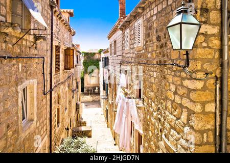 Dubrovnik vue étroite et colorée sur la rue, destination touristique dans la région de Dalmatie en Croatie Banque D'Images