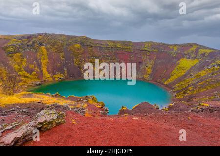 Le cratère volcanique Kerið est un lac pittoresque sur le cercle d'or en Islande - Vulkankrater Kerið ist in malerischer See am Golden Circle Banque D'Images