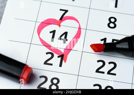 le 14 février est marqué d'un cœur dans le calendrier avec un marqueur rouge.Saint-Valentin, anniversaire.Gros plan Banque D'Images