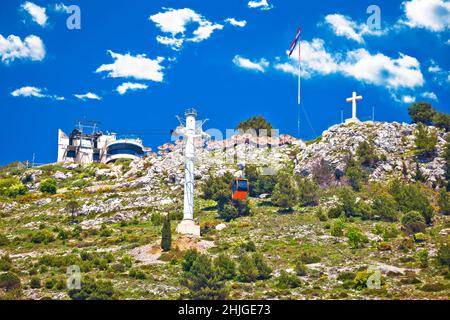 Vue sur le téléphérique de la colline de Dubrovnik SRD, point de vue pittoresque au-dessus de la ville historique de Dubrovnik, région de Dalmatie en Croatie Banque D'Images