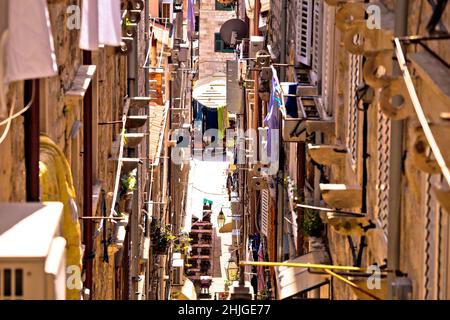 Dubrovnik vue étroite et colorée sur la rue, destination touristique dans la région de Dalmatie en Croatie Banque D'Images