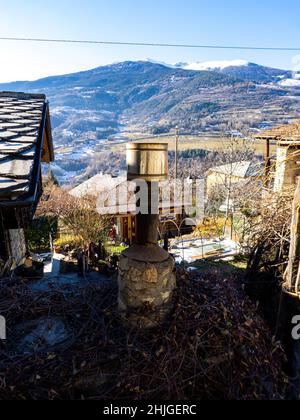 chalet de montagne avec les alpes en arrière-plan Banque D'Images