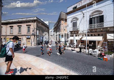 Ostuni, Puglia, Italie.Août 2021.Vue de la place principale vers l'une des rues menant au centre historique: Les touristes convergent sur elle.Beau Banque D'Images