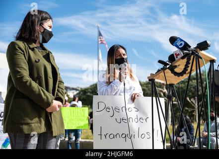 Santa Monica, Californie, États-Unis.28th janvier 2022.Carmen Garcia, un vendeur local de rue parle lors d'une conférence de presse et de rassemblement en réponse au traitement injuste des vendeurs de rue se produisant aux mains du département de police de Santa Monica.(Credit image: © Raquel Natalicchio/ZUMA Press Wire) Banque D'Images