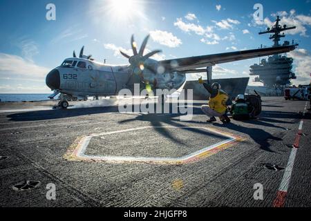 Un avion Greyhound C-2A, affecté à l'escadron d'alerte précoce Carrier Airborne 120 (VAW-120), est lancé à partir du pont de vol du porte-avions USS George H. W. Bush (CVN 77) pendant les opérations de vol.GHWB fournit à l'autorité de commandement nationale une capacité de combat de guerre souple et tapable par le biais du groupe de grève des transporteurs qui maintient la stabilité et la sécurité maritimes afin d'assurer l'accès, de décourager l'agression et de défendre les intérêts américains, alliés et partenaires.(É.-U.Photo de la marine par le spécialiste des communications de masse 3rd classe Brandon Roberson) Banque D'Images