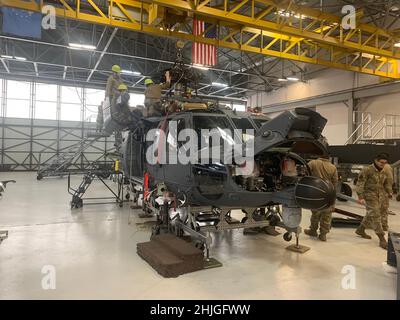 Les aviateurs de la US Air Force de l'escadron de sauvetage 41st effectuent une inspection de phase sur un hélicoptère HH-60W Jolly Green II le 20 janvier 2022, à la base aérienne Moody, en Géorgie.Il s'agit de la première inspection de phase des 720 heures effectuée sur le Whiskey depuis son entrée en service.(Photo de courtoisie) Banque D'Images