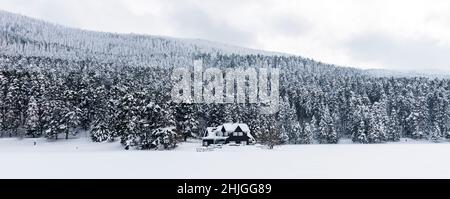 Parc NATUREL de GOLCUK à Bolu, Turquie.(Turc : Golcuk Tapiat Parki).Magnifique paysage d'hiver au lac Golcuk. Banque D'Images