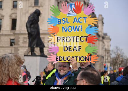 Un manifestant a vu tenir un écriteau exprimant son opinion pendant la démonstration.La langue des signes britannique et la communauté sourde se sont ralliées en face du Parlement britannique pour appuyer le projet de loi BSL (British Sign Language) qui reconnaît la langue des signes comme langue officielle du Royaume-Uni. Banque D'Images