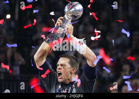 Houston, États-Unis.05th févr. 2017.Tom Brady (#12), le quarterback des Patriots de la Nouvelle-Angleterre, organise le Vince Lombardi Trophy lors de la cérémonie post-match du Super Bowl LI après que les Patriots de la Nouvelle-Angleterre ont battu les Atlanta Falcons 34-28 en heures supplémentaires au NRG Stadium le 5 février 2017 à Houston, au Texas.(Photo par Anthony Behar) *** Veuillez utiliser le crédit du champ de crédit *** crédit: SIPA USA/Alamy Live News Banque D'Images