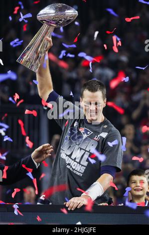 Houston, États-Unis.05th févr. 2017.Tom Brady (#12), le quarterback des Patriots de la Nouvelle-Angleterre, organise le Vince Lombardi Trophy lors de la cérémonie post-match du Super Bowl LI après que les Patriots de la Nouvelle-Angleterre ont battu les Atlanta Falcons 34-28 en heures supplémentaires au NRG Stadium le 5 février 2017 à Houston, au Texas.(Photo par Anthony Behar) *** Veuillez utiliser le crédit du champ de crédit *** crédit: SIPA USA/Alamy Live News Banque D'Images