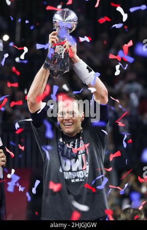 Houston, États-Unis.05th févr. 2017.Tom Brady (#12), le quarterback des Patriots de la Nouvelle-Angleterre, tient le Vince Lombardi Trophy lors de la cérémonie post-match du Super Bowl LI après avoir battu les Atlanta Falcons 34-28 en heures supplémentaires qui se sont tenues au NRG Stadium le 5 février 2017 à Houston, au Texas.(Photo par Anthony Behar) *** Veuillez utiliser le crédit du champ de crédit *** crédit: SIPA USA/Alamy Live News Banque D'Images