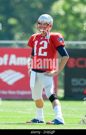 29 janvier 2022: Plusieurs sources rapportent que Tom Brady, sept fois champion du Super Bowl, annoncera sa retraite de la NFL.Eric Canha/CSM.29 juillet 2014 - Foxborough, Massachusetts, États-Unis- le quarterback des Patriots de la Nouvelle-Angleterre Tom Brady (12) s'étend avant le camp d'entraînement des Patriots de la Nouvelle-Angleterre qui s'est tenu au stade Gillette, à Foxborough, Massachusetts.Eric Canha/CSM Banque D'Images