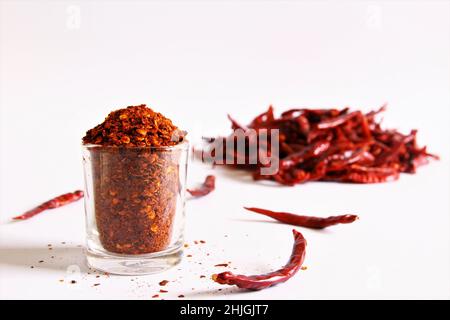 Poudre de piment rouge dans une tasse de verre photo Isolate sur la vue avant blanche de l'espace de copie Banque D'Images