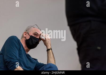 Bordeaux, France.27th janvier 2022.Philippe Poutou est le candidat du NPA (Nouveau parti anti-capitaliste) à l'élection présidentielle française.Il représente l'extrême gauche révolutionnaire qui combat le capitalisme et toute discrimination raciale, sociale et sexuelle.Il a tenu sa première réunion de la campagne à Bordeaux.Crédit : SOPA Images Limited/Alamy Live News Banque D'Images