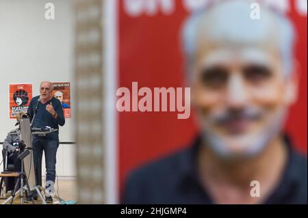 Bordeaux, France.27th janvier 2022.Philippe Poutou prend la parole lors de la première réunion de sa campagne.Philippe Poutou est le candidat du NPA (Nouveau Parti anti-capitaliste) pour l'élection présidentielle française.Il représente l'extrême gauche révolutionnaire qui combat le capitalisme et toute discrimination raciale, sociale et sexuelle.Crédit : SOPA Images Limited/Alamy Live News Banque D'Images