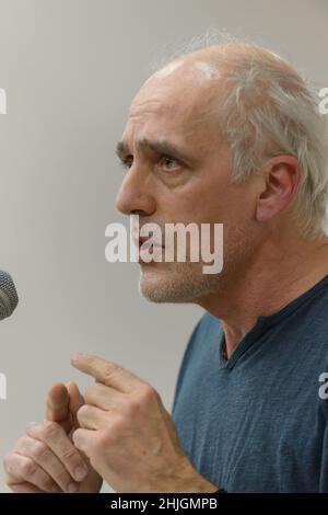 Bordeaux, France.27th janvier 2022.Philippe Poutou prend la parole lors de la première réunion de sa campagne.Philippe Poutou est le candidat du NPA (Nouveau Parti anti-capitaliste) pour l'élection présidentielle française.Il représente l'extrême gauche révolutionnaire qui combat le capitalisme et toute discrimination raciale, sociale et sexuelle.Crédit : SOPA Images Limited/Alamy Live News Banque D'Images