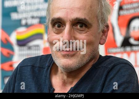 Bordeaux, France.27th janvier 2022.Philippe Poutou, le candidat révolutionnaire vu sourire à la fin de son discours. Philippe Poutou est le candidat du NPA (Nouveau Parti anti-capitaliste) pour l'élection présidentielle française.Il représente l'extrême gauche révolutionnaire qui combat le capitalisme et toute discrimination raciale, sociale et sexuelle.Il a tenu sa première réunion de la campagne à Bordeaux.Crédit : SOPA Images Limited/Alamy Live News Banque D'Images