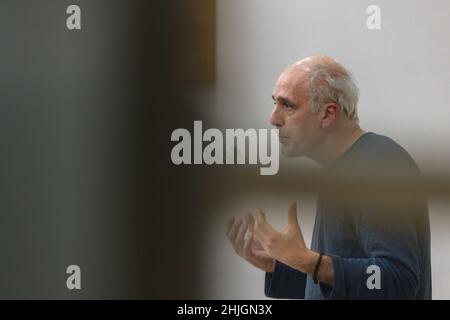 Bordeaux, France.27th janvier 2022.Philippe Poutou prend la parole lors de la première réunion de sa campagne.Philippe Poutou est le candidat du NPA (Nouveau Parti anti-capitaliste) pour l'élection présidentielle française.Il représente l'extrême gauche révolutionnaire qui combat le capitalisme et toute discrimination raciale, sociale et sexuelle.(Photo de Laurent Coust/SOPA Images/Sipa USA) crédit: SIPA USA/Alay Live News Banque D'Images