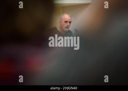 Bordeaux, France.27th janvier 2022.Philippe Poutou prend la parole lors de la première réunion de sa campagne.Philippe Poutou est le candidat du NPA (Nouveau Parti anti-capitaliste) pour l'élection présidentielle française.Il représente l'extrême gauche révolutionnaire qui combat le capitalisme et toute discrimination raciale, sociale et sexuelle.(Photo de Laurent Coust/SOPA Images/Sipa USA) crédit: SIPA USA/Alay Live News Banque D'Images