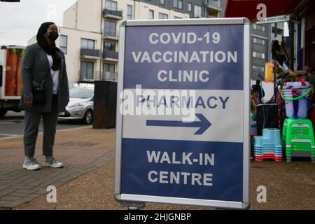 Londres, Royaume-Uni.15th décembre 2021.Une femme arrive dans un centre de vaccination.Le NHS exhorte les personnes qui se sont testées positives pour Covid-19 en décembre et qui n'ont pas pu obtenir un rappel, à obtenir le jab maintenant.Crédit : SOPA Images Limited/Alamy Live News Banque D'Images