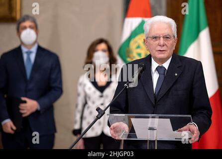 Rome, Italie.29th janvier 2022.Le président italien Sergio Mattarella (Front) fait une déclaration après avoir reçu l'avis officiel de sa réélection au palais présidentiel de Quirinale à Rome, Italie, le 29 janvier 2022.Le président italien Sergio Mattarella a été élu pour un deuxième mandat, a annoncé le président de la Chambre basse Roberto Fico à la fin du samedi, après que le Parlement s'est réuni en session conjointe et ait terminé son huitième tour de scrutin.Credit: STR/Xinhua/Alay Live News Banque D'Images