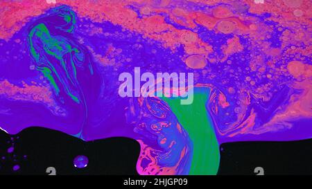 Art fluide brillant avec des couleurs acides et des bulles.Films.Mélange de liquides de couleurs vives avec bulles sur une surface plane.Acide coloré Banque D'Images