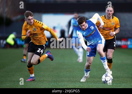 NEWPORT, ROYAUME-UNI.JAN 29th Luke James de Barrow AFC photographié avec le ballon lors du match Sky Bet League 2 entre Newport County et Barrow à Rodney Parade, Newport, le samedi 29th janvier 2022.(Crédit : Kieran Riley | INFORMATIONS MI) crédit : INFORMATIONS MI et sport /Actualités Alay Live Banque D'Images