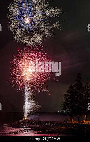 Magnifiques Firewoks australiens de 2022 jours de Scarborough Beach dans la péninsule de Redcliffe, en Australie Banque D'Images