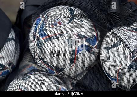 OLDHAM, ROYAUME-UNI.JAN 29th balles de football EFL Puma avant le match de la Sky Bet League 2 entre Oldham Athletic et Rochdale à Boundary Park, Oldham, le samedi 29th janvier 2022.(Credit: Eddie Garvey | MI News) Credit: MI News & Sport /Alay Live News Banque D'Images