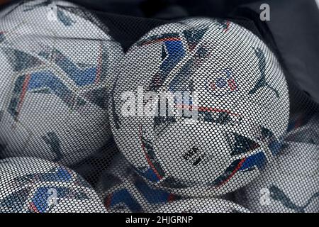 OLDHAM, ROYAUME-UNI.JAN 29th balles de football EFL Puma avant le match de la Sky Bet League 2 entre Oldham Athletic et Rochdale à Boundary Park, Oldham, le samedi 29th janvier 2022.(Credit: Eddie Garvey | MI News) Credit: MI News & Sport /Alay Live News Banque D'Images