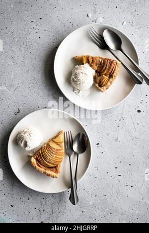 Deux tranches de tarte aux pommes avec crème glacée Banque D'Images
