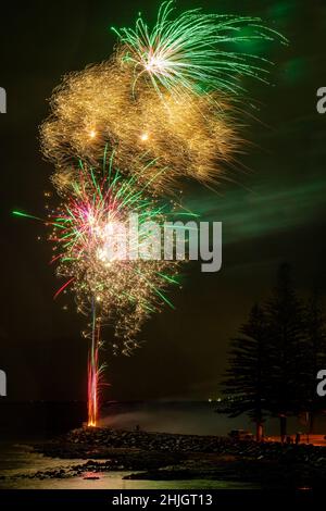 Magnifiques Firewoks australiens de 2022 jours de Scarborough Beach dans la péninsule de Redcliffe, en Australie Banque D'Images