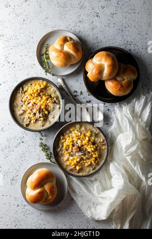 Chaudrée de maïs avec petits pains Banque D'Images