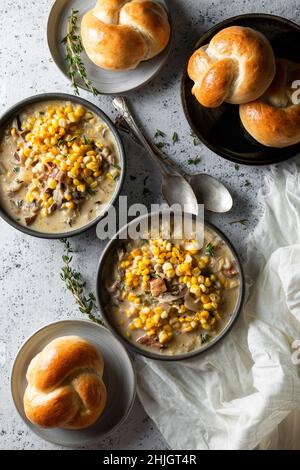 Chaudrée de maïs avec petits pains Banque D'Images