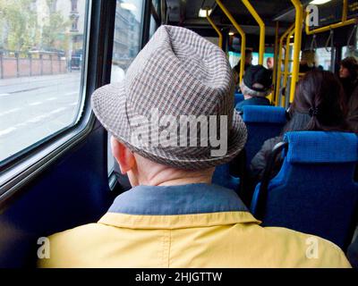 Vieil homme dans un bus.Mots-clés: Penser souvenirs rêvant outsider sénility rétro andower rétro-démodée faible de l'arrière de la veste jaune Banque D'Images