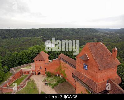 Château de Turaida à Sigulda, Lettonie.Rivière Gauja et paysage magnifique.Vue de dessus de la tour.Photographie de voyage. Banque D'Images