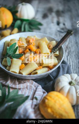 Pâtes de courge musquée à la pancetta rigatoni dans un bol Banque D'Images