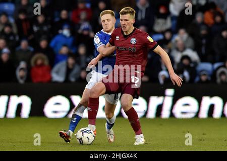 OLDHAM, ROYAUME-UNI.JAN 29th les défenses Davis Keillor-Dunn d'Oldham Athletic avec Paul Downing du club de football de l'Association Rochdale lors du match de la Sky Bet League 2 entre Oldham Athletic et Rochdale à Boundary Park, Oldham, le samedi 29th janvier 2022.(Credit: Eddie Garvey | MI News) Credit: MI News & Sport /Alay Live News Banque D'Images