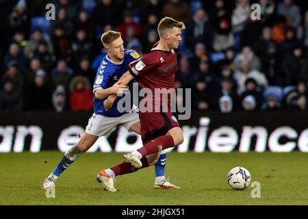 OLDHAM, ROYAUME-UNI.JAN 29th les défenses Davis Keillor-Dunn d'Oldham Athletic avec Paul Downing du club de football de l'Association Rochdale lors du match de la Sky Bet League 2 entre Oldham Athletic et Rochdale à Boundary Park, Oldham, le samedi 29th janvier 2022.(Credit: Eddie Garvey | MI News) Credit: MI News & Sport /Alay Live News Banque D'Images