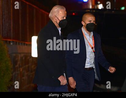 Washington, États-Unis.29th janvier 2022.Le président des États-Unis Joe Biden quitte l'église catholique Holy Trinity dans le quartier de Georgetown à Washington, DC après avoir assisté à la messe du soir le samedi 29 janvier 2022.Photo de Ron Sachs/UPI crédit: UPI/Alay Live News Banque D'Images